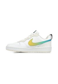 Witte leren sneakers met een gele en turquoise Nike swoosh, textuuraccenten en een laag profielontwerp. Crème veters en rubberen buitenzool.