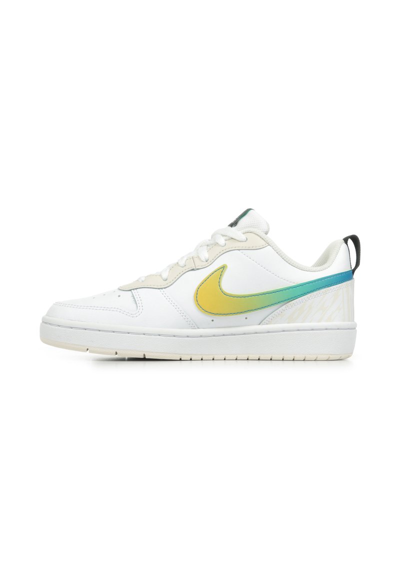 Witte leren sneakers met een gele en turquoise Nike swoosh, textuuraccenten en een laag profielontwerp. Crème veters en rubberen buitenzool.