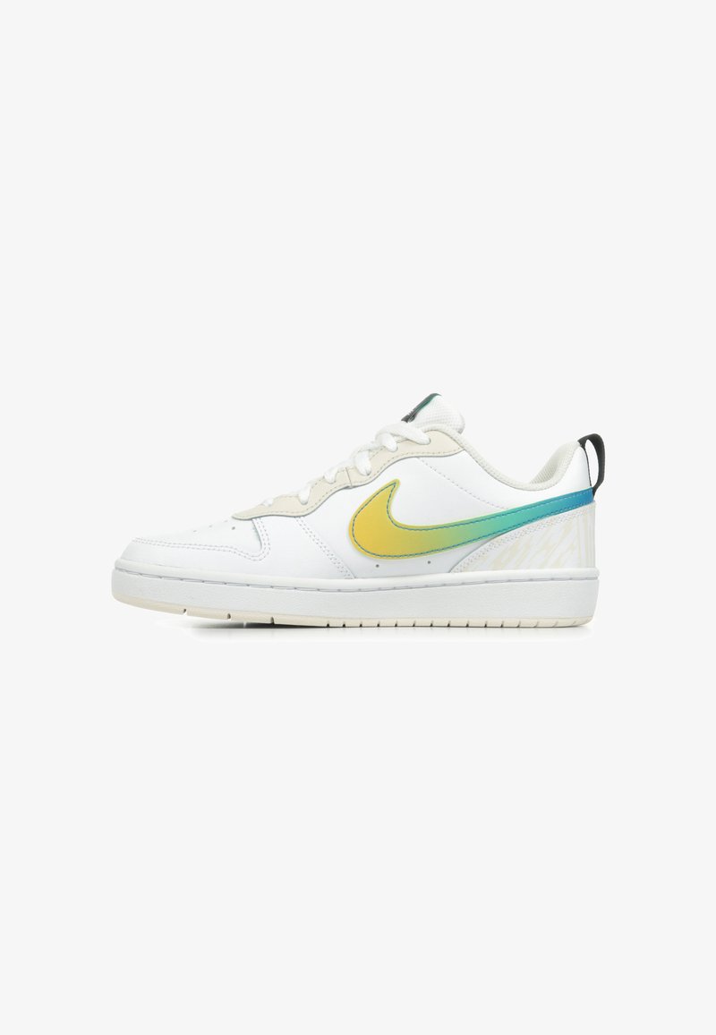 Witte leren sneakers met een gele en turquoise Nike swoosh, textuuraccenten en een laag profielontwerp. Crème veters en rubberen buitenzool.