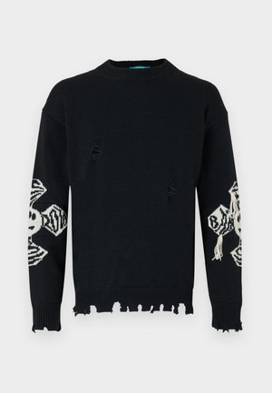 Maglione nero a maglia con dettagli strappati, caratterizzato da grafiche bianche sulle maniche e un colletto a costine. Orlo sfrangiato nella parte inferiore.