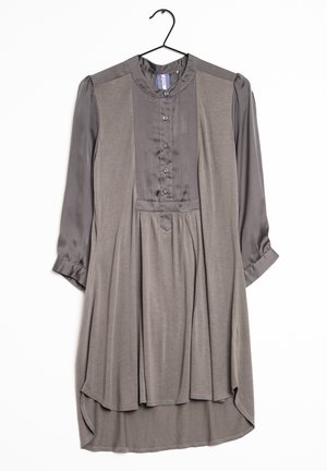 Robe longue grise à boutons avec des manches en satin et un panneau frontal, taille froncée et ourlet asymétrique, accrochée à un cintre noir.