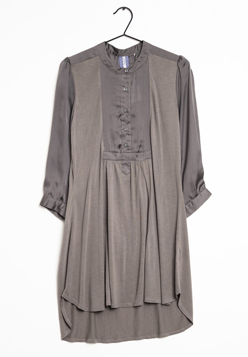Robe longue grise à boutons avec des manches en satin et un panneau frontal, taille froncée et ourlet asymétrique, accrochée à un cintre noir.
