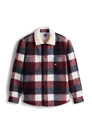Geruite jas in rood, marineblauw en crème met een knoopsluiting aan de voorkant, twee borstzakken en een zachte, gestructureerde kraag. Het materiaal lijkt op fleece.