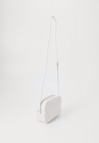 Borsa a tracolla in pelle bianca con forma rettangolare, chiusura a zip, tracolla regolabile e superficie liscia. Design minimalista, senza hardware visibile.