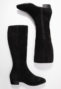 Czarne zamszowe kozaki za kolano na płaskim obcasie, z zamkiem błyskawicznym po zewnętrznej stronie i gładką fakturą. Prosty, minimalistyczny design bez wzorów.