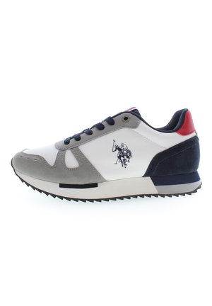 Sneaker da uomo con una combinazione di pelle bianca, suede grigia e dettagli blu navy. Include una suola in gomma nera e l'iconico logo del polo sul lato.