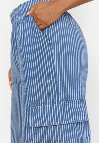 Soyaconcept SC-DILYS 3-C - Cargobukser - c medium blue stripe