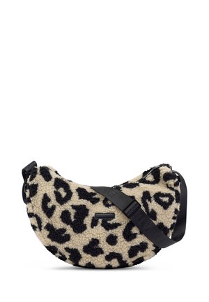 Bolso de hombro estilo hobo con tela borrosa con estampado de leopardo en negro y beige y una correa negra ajustable en la parte delantera.