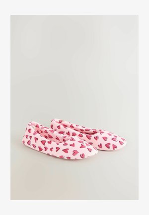 Baleríny z měkké růžové látky s motivem červených srdíček. Nízký střih s kulatou špičkou a pružnou podrážkou.
