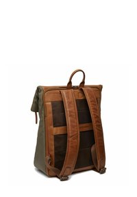 Sac à dos en cuir brun et en tissu vert avec des bretelles réglables, grande poche à fermeture éclair et détails en maille au dos.