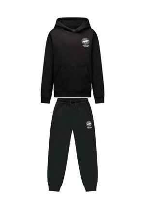 Zwarte hoodie en sweatpants set met voorzakken en een witte ronde logo op de linker borst en linker bovenbeen.