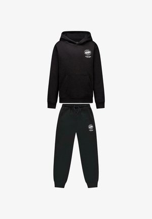 Zwarte hoodie en sweatpants set met voorzakken en een witte ronde logo op de linker borst en linker bovenbeen.