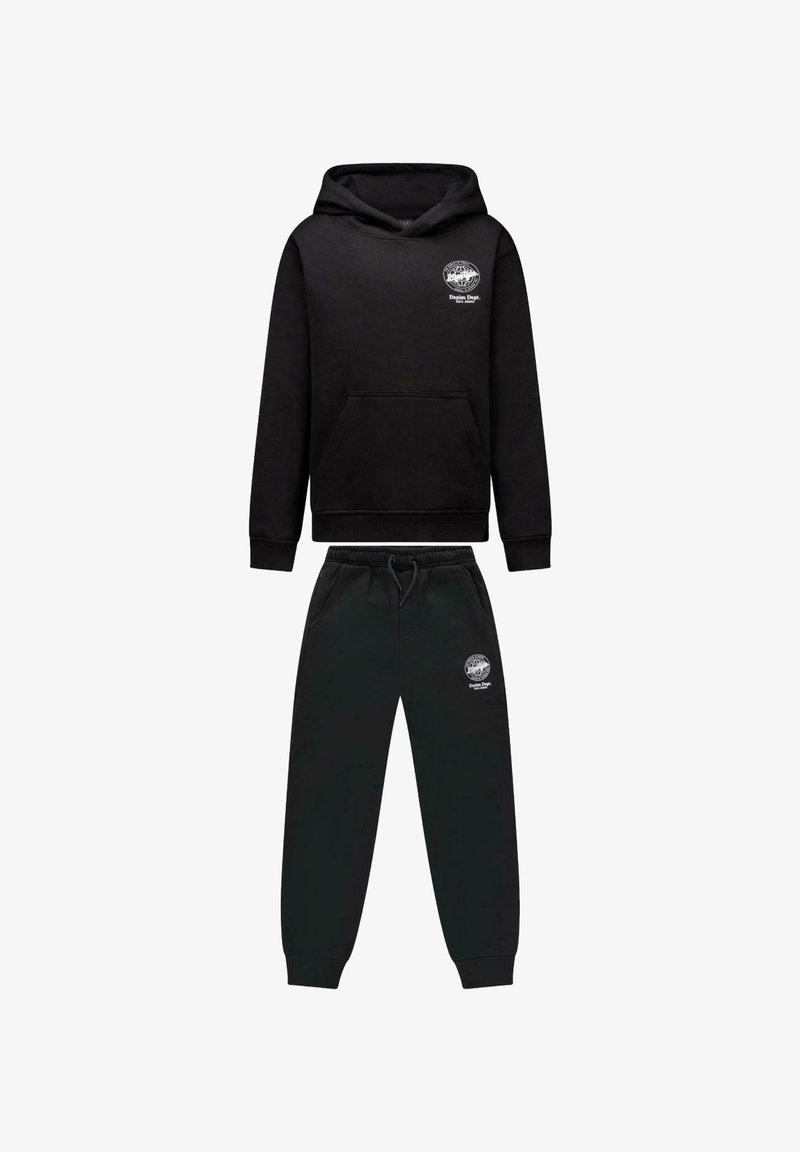 Zwarte hoodie en sweatpants set met voorzakken en een witte ronde logo op de linker borst en linker bovenbeen.