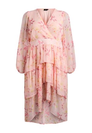 Abito a portafoglio rosa chiaro con stampa floreale, maniche lunghe di tessuto trasparente, vita arricciata e orlo asimmetrico a più strati con volant.