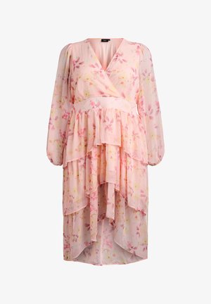 Lyserød floral slå-om-kjole med lange gennemsigtige ærmer, talje med rynkning og lagdelt asymmetrisk flæsekant.