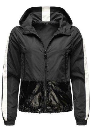 Zwarte gewatteerde jas met witte strepen op de mouwen en capuchon, een rits aan de voorkant, zakken met rits en een glanzend zwart onderste paneel.