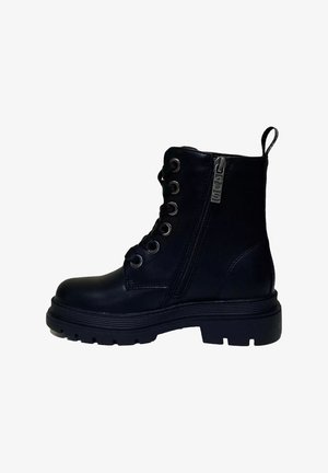 Bota de cuero negra hasta el tobillo con punta redonda, cordones en el frente, ojales de metal, cremallera lateral y suela de goma gruesa. Textura suave con diseño minimalista.
