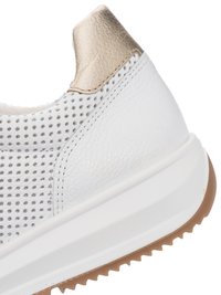 Tacco di sneaker bianca con pelle perforata, collarino imbottito beige e suola spessa bianca con suola esterna marrone texture.