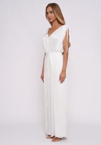 Weißes Satinabendkleid mit V-Ausschnitt, Bindegürteln an den Schultern und einer fließenden Silhouette. Verfügt über einen seitlichen Schlitz für einen besseren Bewegungsfreiheit.