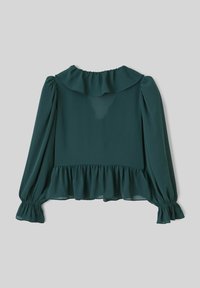 Blouse teal avec un col volanté, de longues manches froncées et un ourlet évasé. Fabriquée en tissu léger et transparent.