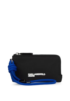 Črn žepni denarnica z modrim pletenim trakom, ki ima gladko teksturo in srebrni logo. Kompaktna pravokotna oblika za enostavno prenašanje.