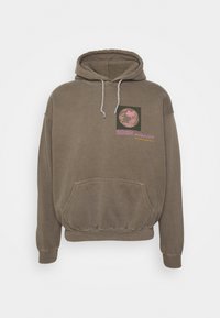 Hnědá oversize mikina s kapucí, přední kapsou a grafickým designem s textem "ZAČNI ZNOVU" a obrázkem globusu.
