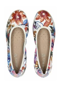 Květinové slip-on boty s bílým syntetickým svrškem zdobené barevnými květinovými vzory. Hladký vnitřek s texturovanou stélkou pro pohodlí.