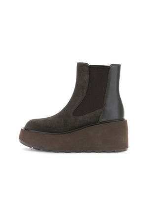 Stivale alla caviglia in suede e pelle marrone scuro con piattaforma, suola spessa e pannello elasticizzato sui lati, progettato per un uso casual.