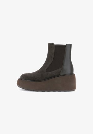 Stivale alla caviglia in suede e pelle marrone scuro con piattaforma, suola spessa e pannello elasticizzato sui lati, progettato per un uso casual.