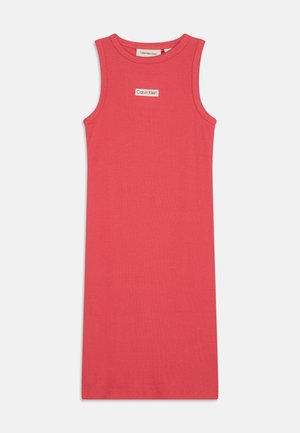 Vestido ajustado sin mangas en tejido de algodón acanalado de color coral brillante. Presenta un parche con el logo blanco de Calvin Klein cerca del escote. Diseño de longitud media.