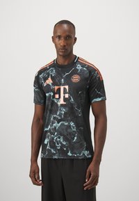 Crna nogometna majica s mramornim tirkiznim uzorkom, s narančastim Adidas logom i grbom FC Bayern Münchena, okrugli ovratnik, kratki rukavi.