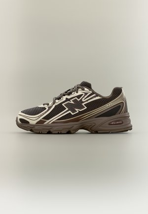 Brązowo-beżowy but do biegania New Balance 140 z cholewką z siateczki, amortyzacją ABZORB i sznurowaniem, pokazany z profilu bocznego.