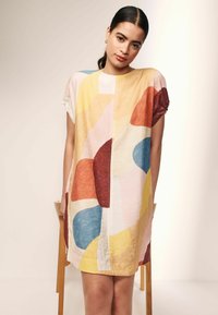 Next GATHERED SHORT SLEEVE BOXY REGULAR FIT - Kasdienė suknelė - abstract print
