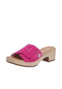 Sandale à semelle en suède rose avec un talon carré, grande boucle sur la sangle, semelle intérieure en tan rembourrée, et semelle avec texture en bois stratifié.