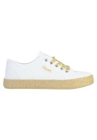 Sneaker bianca in tela con lacci dorati, presenta una suola in corda di juta e un logo arancione del marchio sul lato. Design minimalista e forma bassa.