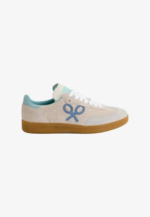 Zapatillas de ante en beige y azul claro. Cuentan con una suela de goma y cordones blancos. El diseño incluye un logo bordado en azul en el lateral.