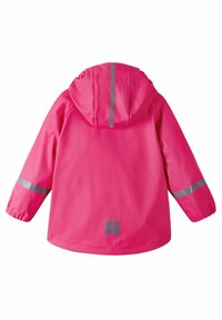 Giacca antipioggia rosa impermeabile con cappuccio, caratterizzata da strisce riflettenti argento sulle maniche e sulla schiena, e un logo sull'orlo inferiore.