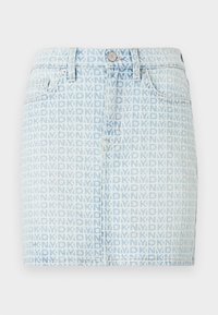 Jupe en denim bleu clair avec un motif répétitif du logo DKNY sur toute la surface et fermeture à boutons à l'avant.