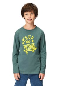 Langarm-T-Shirt in Grün aus Baumwolle mit gelbem Grafiktext "KEEP ON PUSHING" und Skateboard-Design auf der Vorderseite. Bequeme Passform.