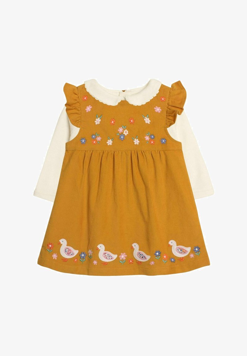 Geltona velveto suknelė su raukšlėmis rankovėse, balta apykakle, gėlių siuvinėjimu ir ančių aplikacijomis palei sijono kraštą. Ilgų rankovių apačia matoma.