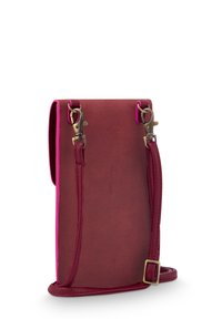 Bordeauxfarbenes Leder-Crossbody-Bag mit rosa Akzenten, ausgestattet mit metallischen Verschlüssen, einer glatten Textur und einer kompakten rechteckigen Form.