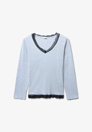 Maglietta grigia a maniche lunghe con scollatura a V, caratterizzata da un bordo in pizzo nero a onde lungo il collo e l'orlo. Realizzata in tessuto morbido e testurizzato.