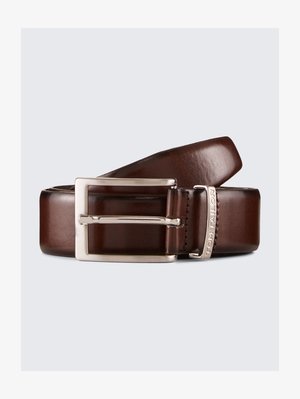 Brauner Ledergürtel mit einer glänzenden silbernen Metallschnalle. Besitzt subtile Stickdetails und ein markiertes Akzent auf dem Gürtel.