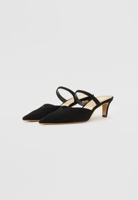 Scarpe slingback in suede nero con punta affilata, dotate di sottili cinturini e tacco modesto. Design semplice con silhouette classica.