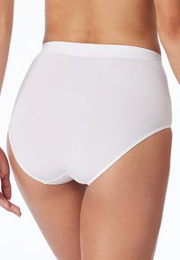 Hoge taille witte katoen onderbroeken met een gladde textuur, halflange beenopeningen en een eenvoudige elastische tailleband.