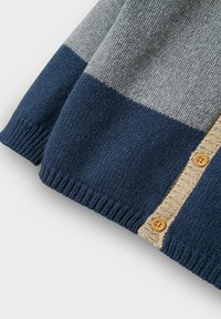 Pleteni cardigan z mornarsko modrimi, sivo-bež črtami, z teksturiranim šivnim vzorcem in lesenimi gumbi spredaj.