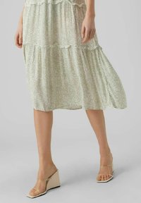 Vero Moda VMMENNY SMOCK CALF  - Robe de jour - reseda