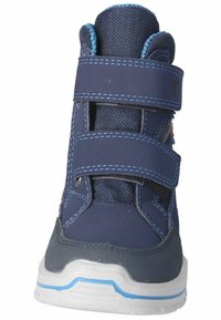Blauwe sportieve schoen van stof met twee klittenbandsluitingen, verstevigde neus, gevoerd kraag en witte zool met een blauwe accentstreep.