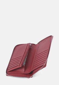 Röd läderplånbok med en texturerad yta, dragkedjestängning, interna kortfack och ett separat zip-fack för mynt.