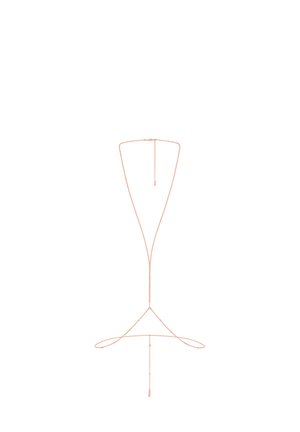 Olijfgroene bandeau-top met gathered stof, voorzien van een zilveren kettingaccent dat langs de torso hangt en een gladde textuur accentueert.